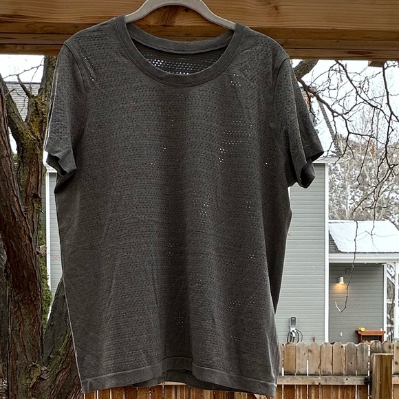 Lululemon Breeze By Squad Gray Short Sleeve Shirt 12 - Picture 7 of 16